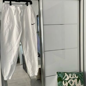 New without tags Nike sweatpant joggers mens size medium white